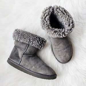 UGG Australia Classic Short Shearling Boots - Size 8, Gray Suede Real Sheep Fur